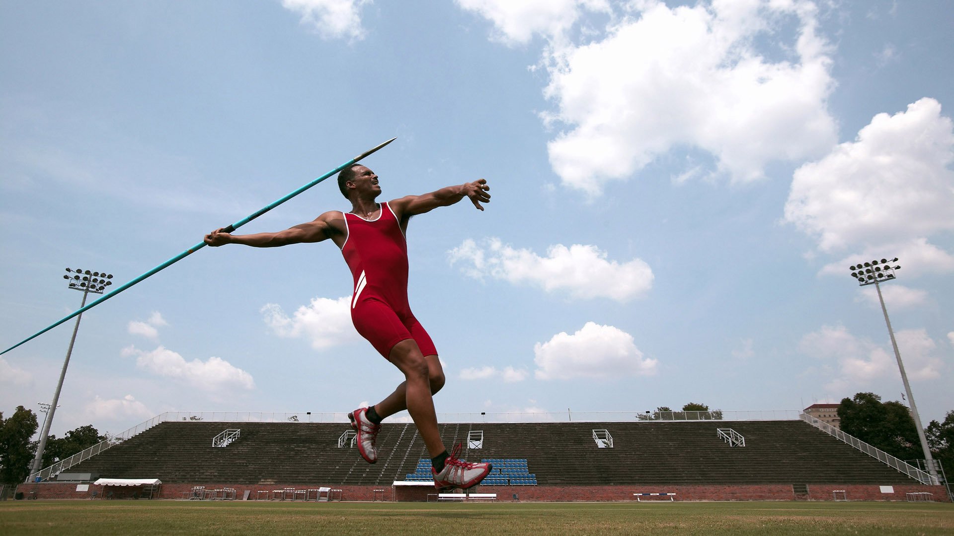 “极速一触即发:超越自我极限的巅峰对决”,极速超越宣传片